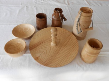 plateau en frêne, pots à lait en noyer et hêtre, coupelles en frêne et des pots en noyer et en bouleau.